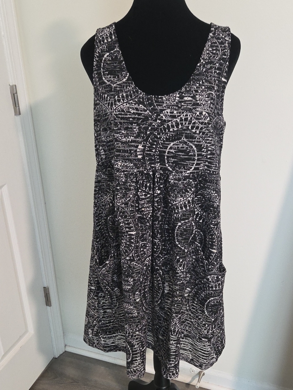 Sleeveless Black & White Patterned Pocket Dress